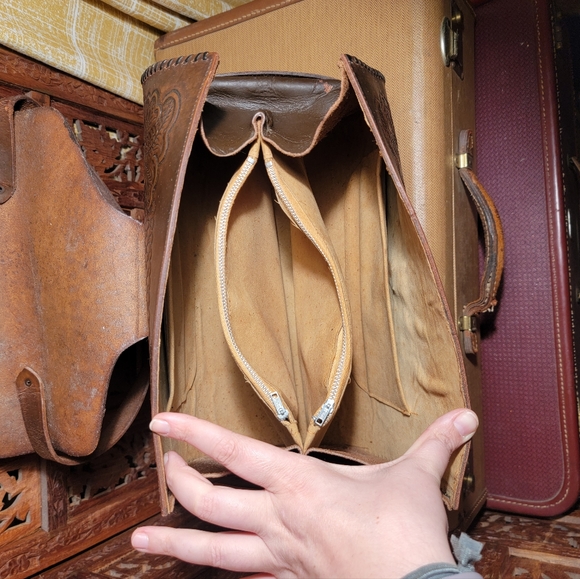 Large Vintage Handtooled Mexican Leather Purse With Floral Design - Picture 8 of 13